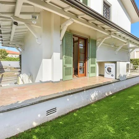Villa Esclusiva In Pieno Centro A Dei Marmi *